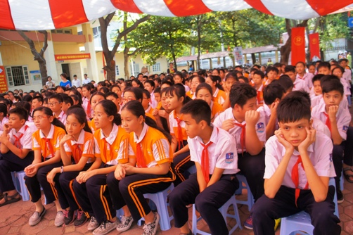 Các em học sinh Trường THCS Khương Đình tham dự Lễ công bố