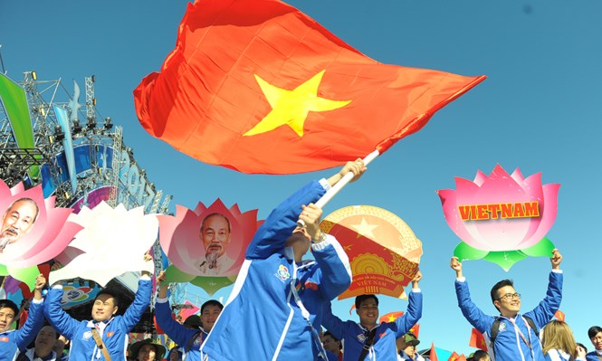Đoàn Việt Nam tiếp tục diễu hành giương cao cờ đỏ sao vàng, hình ảnh quốc huy, Bác Hồ kính yêu... 