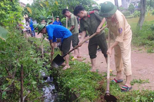 Cán bộ, chiến sỹ đồng hành cùng đoàn viên, thanh niên huyện Yên Thế lao động  vệ sinh môi trường, nạo vét kênh mương