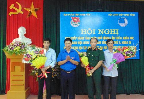 Đ/c Nguyễn Văn Đoàn - Bí thư tỉnh Đoàn Hưng Yên tặng hoa chia tay các đồng chí Ủy viên BCH tỉnh Đoàn