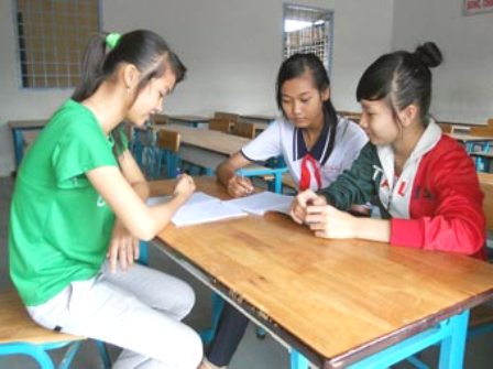 Em Hồ Thị Kim Thanh (ngồi giữa) tham gia học nhóm cùng các bạn. 