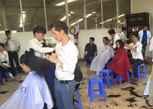 Tư vấn chăm sóc và cắt tóc miễn phí cho thanh niên công nhân