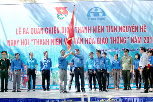 Đồng chí Nguyễn Phi Long - Bí thư Trung ương Đoàn, Chủ tịch Trung ương Hội LHTN Việt Nam trao cờ xuất quân cho Ban chỉ huy Chiến dịch và Ngày hội.