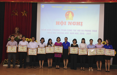 ồng chí Thái Hải Anh – Phó Bí thư Tỉnh Đoàn trao bằng khen cho những cá nhân, tập thể xuất sắc trong năm học 2015 – 2016.