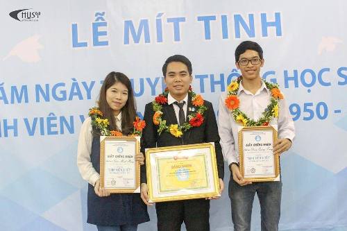 Đoàn Quang Trung (phải) nhận danh hiệu Sinh viên 5 tốt