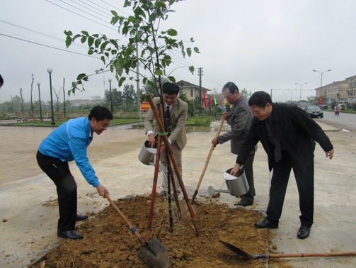 Các đồng chí lãnh đạo tỉnh tham gia trồng cây đời đời nhớ ơn Bác Hồ