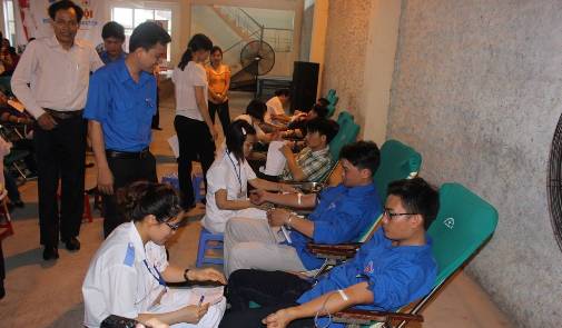 Đoàn viên thanh niên tình nguyện tham gia hỗ trợ cho gia đình chính sách khám bệnh