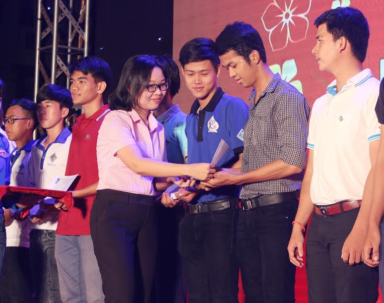 Đồng chí Trần Thị Vĩnh Nghi, Bí thư Thành Đoàn Cần Thơ trao các phần quà “Nồng ấm tình xuân” cho hội viên, học sinh, sinh viên.