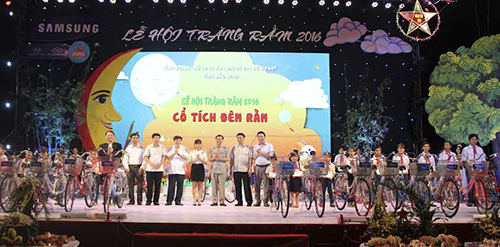 Các đồng chí Lãnh đạo tỉnh trao tặng 80 xe đạp và các phần quà cho các em thiếu nhi có hoàn cảnh khó khăn vươn lên học giỏi.