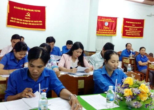 Các Hội viên Ủy ban Hội LHTNVN Tỉnh Vĩnh Long nghiên cứu văn bản để thảo luận tại Hội nghị