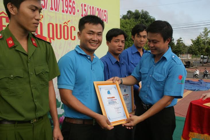  Anh Huỳnh Thái Nguyên, Chủ tịch Hội LHTN Việt Nam thành phố Cần Thơ trao tuyên dương cho các cá nhân có thành tích tiêu biểu trong công tác Hội và phong trào thanh niên năm 2015.     