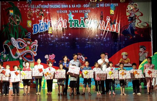 Các đồng chí lãnh đạo tặng quà trẻ em khuyết tật và trẻ em có hoàn cảnh khó khăn trên địa bàn thành phố Nam Định