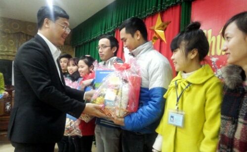 Đồng chí Lê Quốc Phong tặng quà cho sinh viên trường ĐH Hồng Đức
