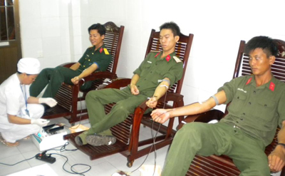  Cán bộ và chiến sĩ thuộc Bộ Chỉ huy Quân sự tỉnh Cà Mau hiến máu tình nguyện