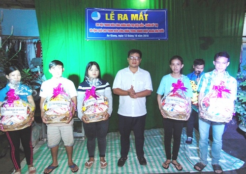 H.5-Đ.c Phan Duy Bằng-PCT Hội LHTN Việt Nam tỉnh trao quà cho thanh niên Chi hội