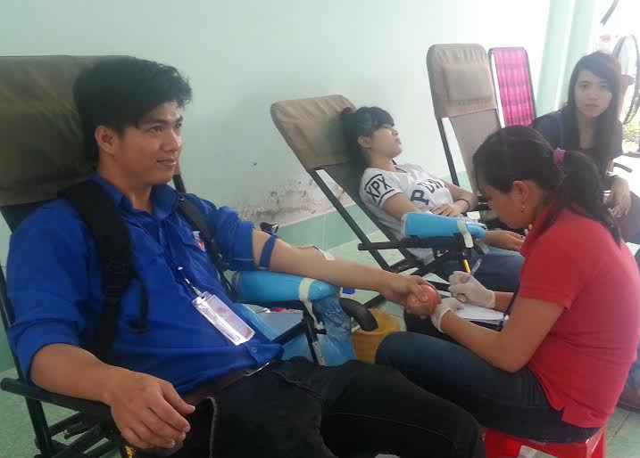 Sinh viên tham gia hiến máu tình nguyện