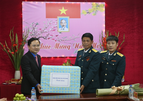 Đồng chí Nguyễn Anh Tuấn chúc cho Trung đoàn ngày càng hoàn thiện, từng bước hiện đại hóa, xứng đáng hình ảnh Bộ đội cụ Hồ 