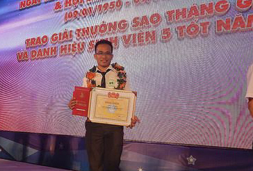 (Chiến vinh dự được nhận giải thưởng “Sao tháng riêng” năm 2016 của Trung ương Hội sinh viên Việt Nam trao tặng tại Thành phố Hồ Chí Minh)