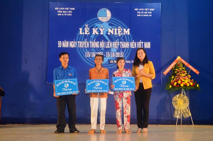 Đ/c Trương Hồng Trang – UV.BCH TW Đoàn, Bí thư Tỉnh Đoàn trao bảng tượng trưng Nhà Nhân ái.