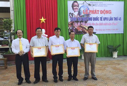 Ban Tổ chức trao giấy khen của Bưu điện tỉnh cho 05 tập thể có thành tích cao trong Cuộc thi viết thư quốc tế UPU lần thứ 44.