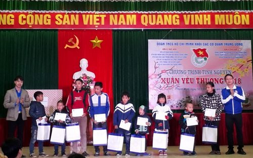 Đ.c Trần Hữu, Bí thư Đoàn Khối trao quà cho các em học sinh nghèo vượt khó