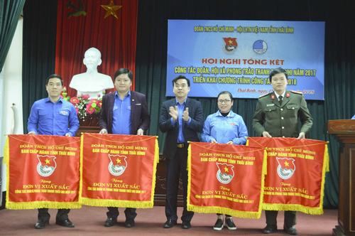 Đồng chí Nguyễn Minh Hồng UV BCH Trung ương Đoàn, Bí thư Tỉnh đoàn, chủ tịch Hội LHTN Việt Nam tỉnh Thái Bình tặng cờ cho các đơn vị.