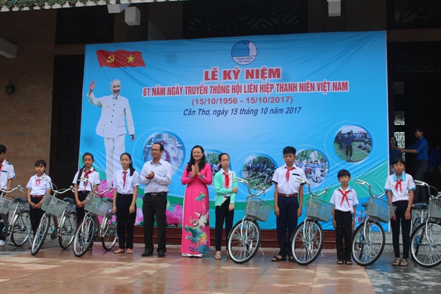 Đ/c Lê Thị Sương Mai, Phó Trưởng Ban Tuyên giáo Thành ủy Cần Thơ trao tặng xe đạp cho học sinh.
