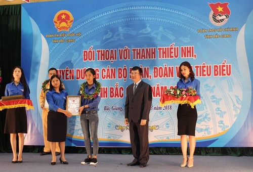 Em Nguyễn Thị Nguyệt được Tỉnh đoàn tuyên dương, khen thưởng tại Chương trình “Đối thoại với thanh thiếu nhi”và tuyên dương cán bộ Đoàn, đoàn viên tiêu biểu tỉnh Bắc Giang năm 2018”
