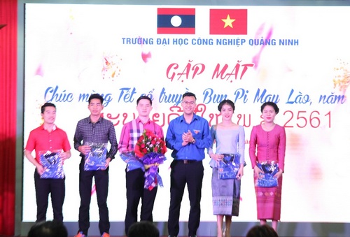 ỉnh đoàn Quảng Ninh thăm tặng quà các em học sinh tại trường ĐH Công nghiệp Quảng Ninh nhân dịp Tết cổ truyền Bunpimay cho lưu học sinh Lào