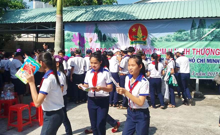 Các em học sinh đến với Ngày hội đọc sách do Hội đồng Đội các huyện cụm U Minh Thượng tổ chức.