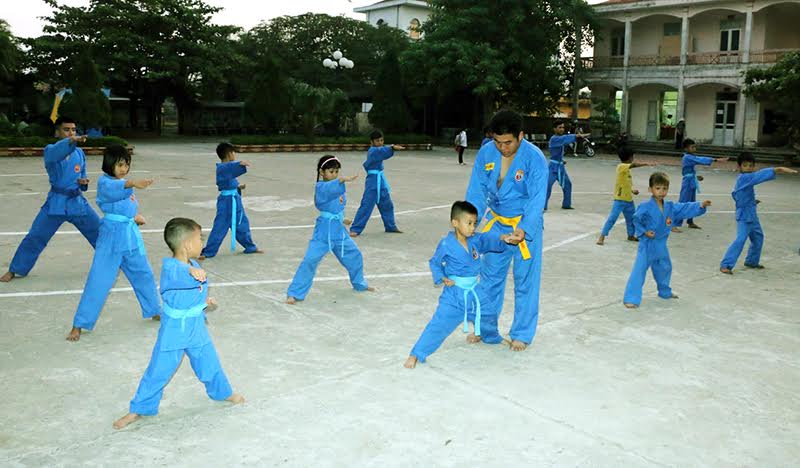 Thầy giáo Đặng Văn Tùng đang rèn luyện cho các môn sinh. (Ảnh chụp lớp Vovinam xã Liên Vị, TX Quảng Yên).  