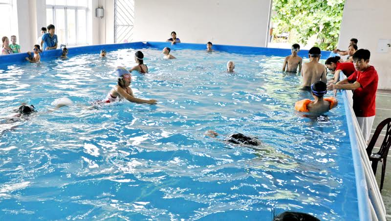 Một lớp dạy bơi cho thiếu nhi trên địa bàn TP Hạ Long