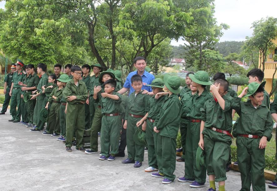 Đồng chí Lê Hùng Sơn Bí thư Tỉnh đoàn thăm, động viên các em thiếu nhi tham gia lớp học kỳ trong quân đội  trên địa bàn thành phố Uông Bí
