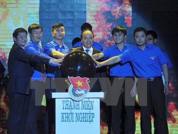 Thủ tướng Nguyễn Xuân Phúc và các đại biểu thực hiện nghi thức phát động Chương trình thanh niên khởi nghiệp giai đoạn 2016-2021. Ảnh TTXVN