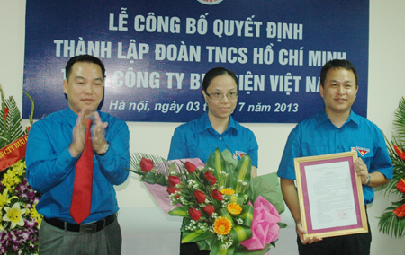 Đồng chí Hồ Xuân Trường trao quyết định thành lập cho Đoàn Thanh niên Tổng công ty Bưu điện Việt Nam
