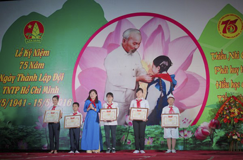 Đ/c Nguyễn Thị Thu Hà khen thưởng cho các tập  thể, cá nhân đạt thành tích xuất sắc trong phong trao thi đua "75 mùa hoa - Đội ta lớn lên cùng đất nước".