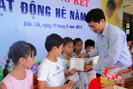 Web.ĐTN: Nhà văn hóa Thanh thiếu nhi tỉnh Đắk Lắk vừa tổng kết hoạt động hè năm 2013, đông đảo phụ huynh và các em học sinh đã đến dự.