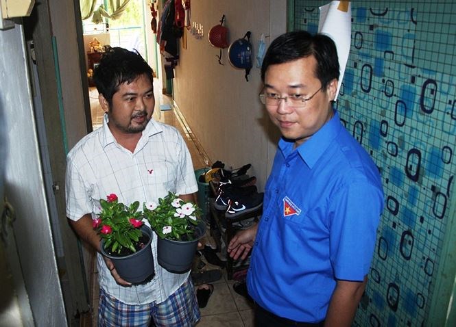 Anh Lê Quốc Phong đại diện tuổi trẻ TPHCM tặng hoa các hộ dân tại phường Hiệp Bình Chánh
