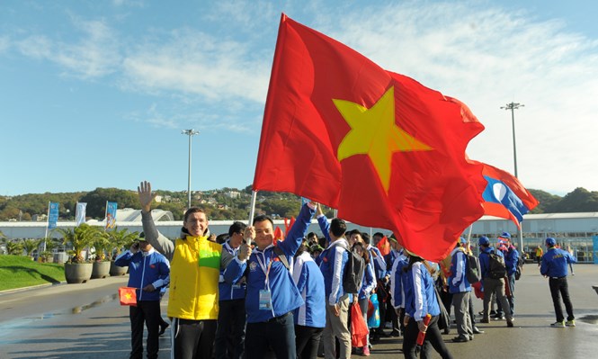 Nhiều bạn trẻ quốc tế chụp ảnh lưu niệm với đoàn Việt Nam