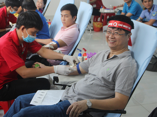 Đồng chí Trương Quang Hoài Nam, Phó Chủ tịch UBND TP Cần Thơ đến ủng hộ Ngày “Chủ nhật đỏ” và tham gia hiến máu tình nguyện.