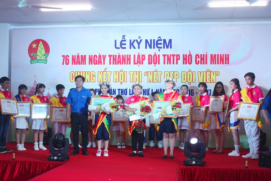 Đ/c Trần Hải Long, Chủ tịch Hội Đồng Đội thành phố Cần Thơ trao giải nhất cho 3 thí sinh ở 3 bảng.
