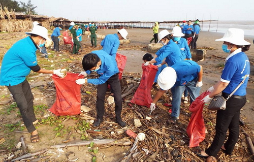ĐVTN tham gia “Hãy làm sạch biển” tại bãi biển Thừa Đức, xã Thừa Đức, huyện Bình Đại