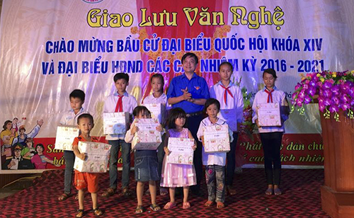Đ/c Phạm  Thanh Tùng - Bí thư Tỉnhđoàn tặng quà cho học sinh có hoàn cảnh khó khăn trong chương trìnhgiao lưu văn nghệ tại xã Bản Nguyên (Lâm Thao).
