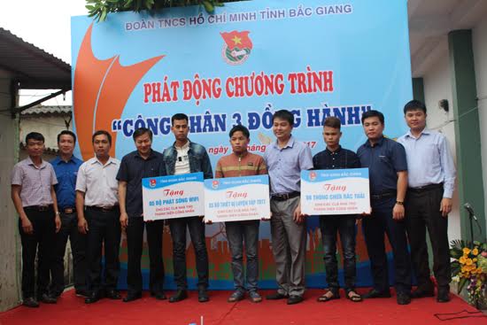 Đồng chí Ngụy Văn Tuyên – Bí thư Tỉnh đoàn trao tặng các gói hỗ trợ cho các Câu lạc bộ thanh niên công nhân.