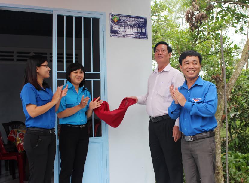 Đại diện Hội Đồng Đội thành phố Cần Thơ, Quận Đoàn Ninh Kiều và các cấp chính quyền địa phương thực hiện nghi thức trao “Ngôi nhà khăn quàng đỏ”.