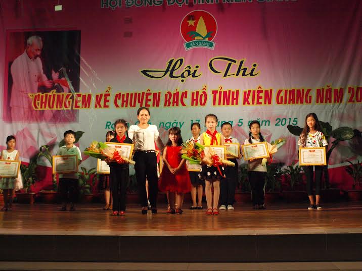 Đồng chí Trương Thanh Thúy – Phó Bí thư Tỉnh Đoàn, Chủ tịch Hội đồng Đội tỉnh trao giải Nhì cho các em.