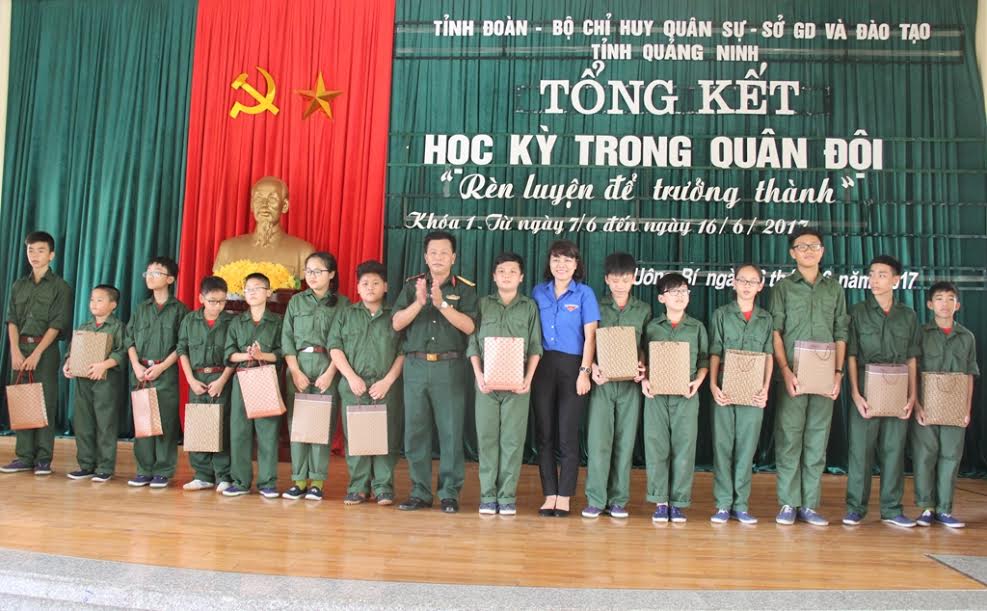  Chị Vũ Thị Diệu Linh, Phó Bí thư Thường trực Tỉnh đoàn, Chủ tịch hội đồng Đội tỉnh trao chứng nhận "Học kỳ trong quân đội" cho các chiến sỹ nhí.
