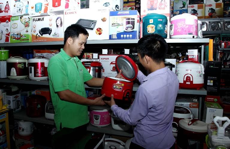 Cửa hàng điện tử, điện lạnh của anh Vũ Kim Bình, thôn Phú Cường, xã Lãng Công, huyện Sông Lô tạo việc làm và thu nhập ổn định cho 5 lao động địa phương. 