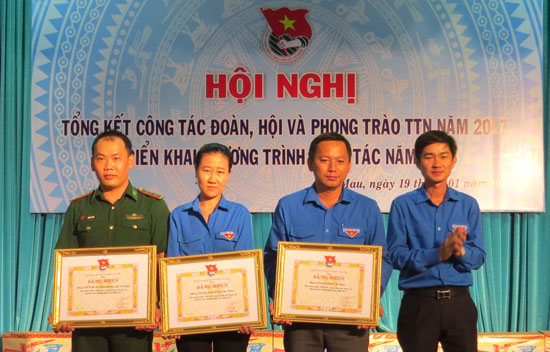 Đ/c Nguyễn Hoàng Đạo - Phó Bí Thư Tỉnh đoàn trao Bằng khen cho các đơn vịđạt danh hiệu tiên tiến trong công tác Đoàn năm 2017