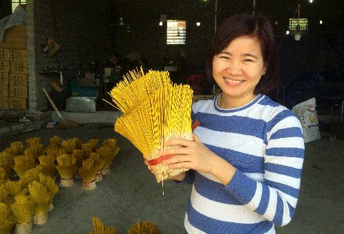 Chị Nguyễn Thị Duyên vui vẻ khi kiểm tra xong chất lượng bó tăm hương